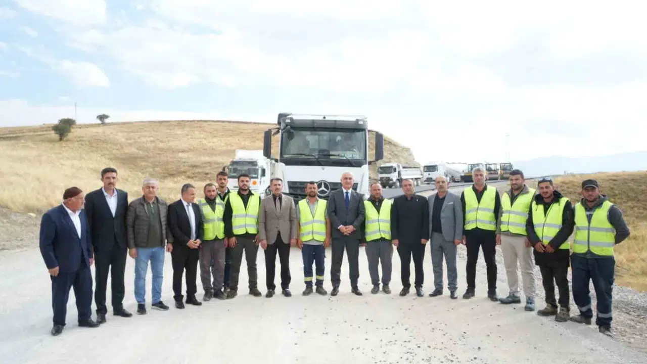 Muş’ta köy yollarında asfalt çalışmaları devam ediyor