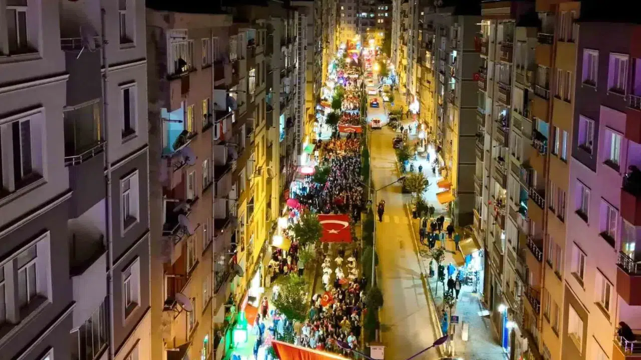 Giresun'da on binlerce vatandaş Cumhuriyet'in 103. yılı için yürüdü