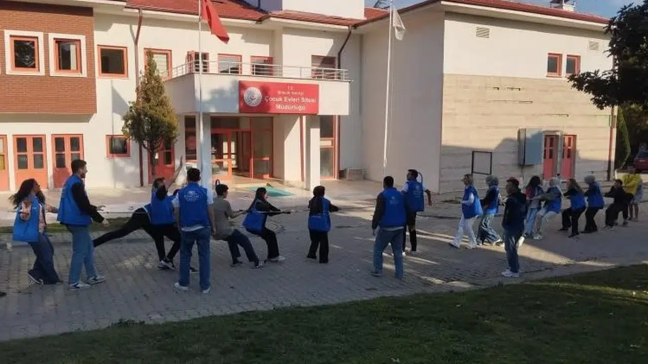 Bilecik'te gönüllü gençler Çocuk Evleri Sitesi'ndeki çocuklarla buluştu