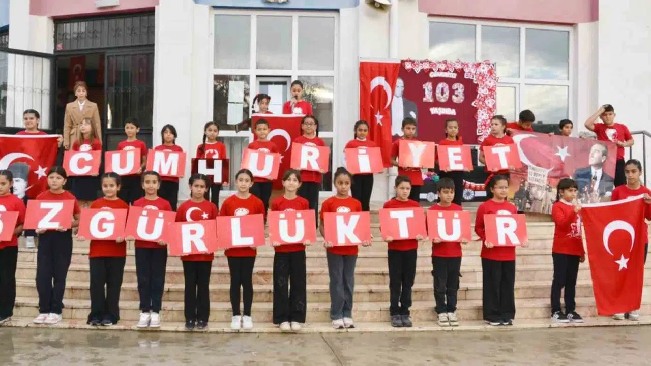 Manisa'daki okullarda Cumhuriyet'in 103. yıl dönümü kutlandı