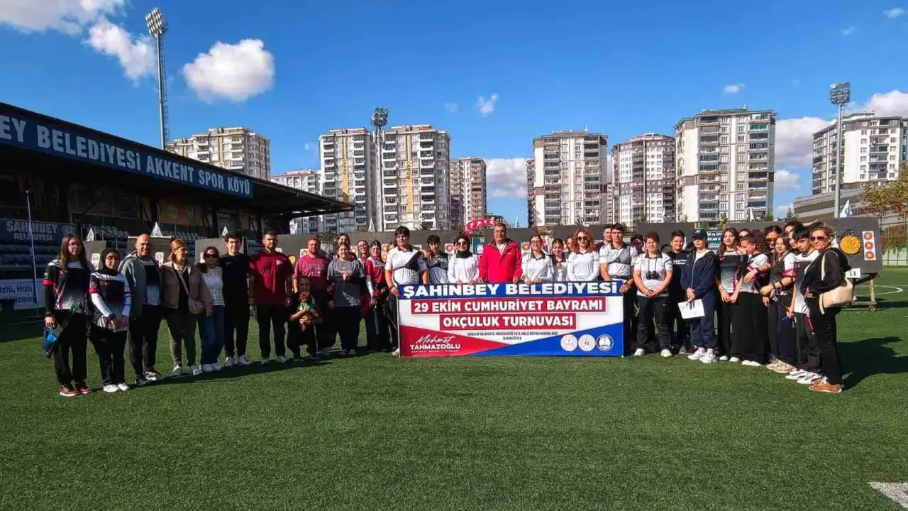 Şahinbey'de 103. yıl coşkusu yüzlerce sporcunun katılımıyla sahalara taşındı