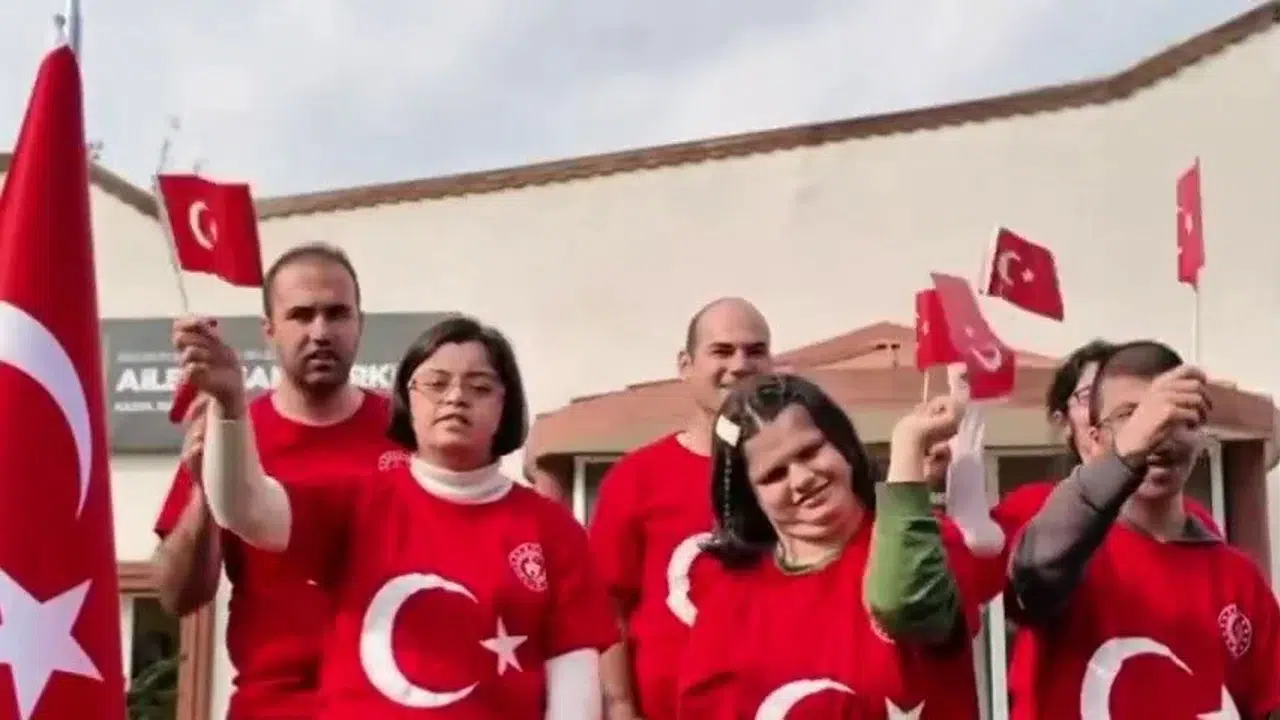 Erzurum Büyükşehir Belediyesinin özel öğrencilerle hazırladığı Cumhuriyet klibi sosyal medyada gündem oldu