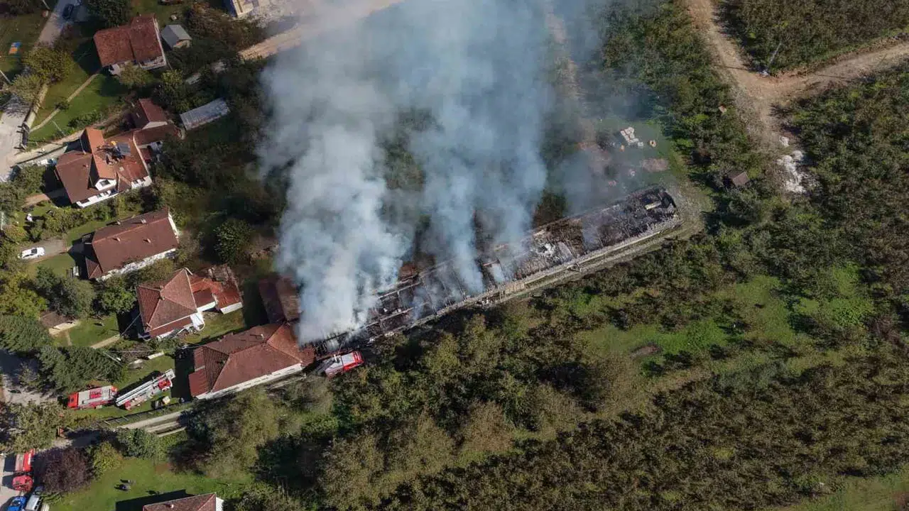 Düzce’de ahşap mutfak dolabı fabrikasında yangın çıktı