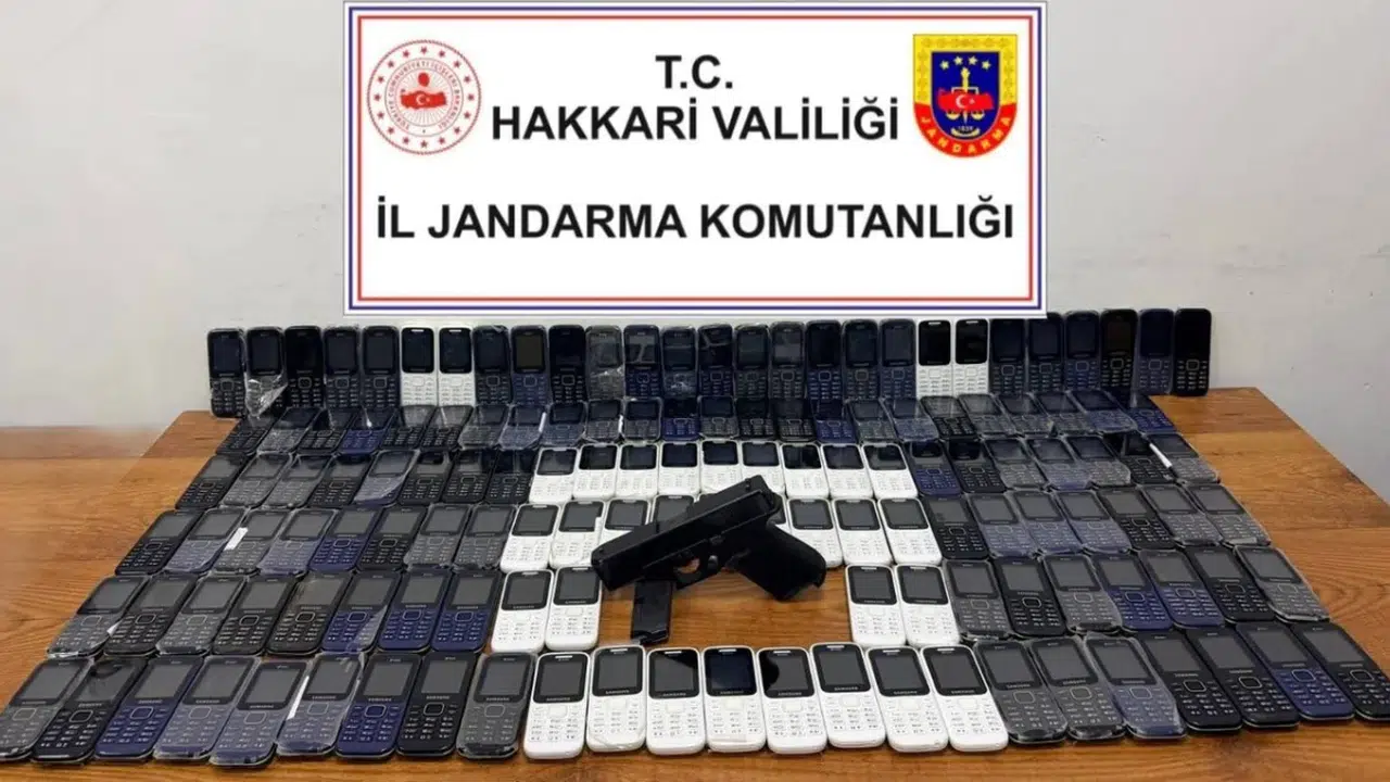 Hakkari'de jandarmadan kaçak telefon operasyonu: 142 cihaz ele geçirildi