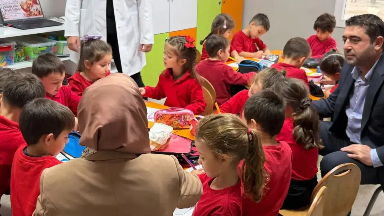 Kaptan Altay Altuğ Kızılay Anaokulu'nda miniklere yardımlaşma bilinci aşılandı