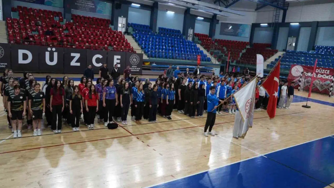 Düzce'de okul sporları yeni sezona Bahçeşehir Spor Salonu'ndaki törenle başladı