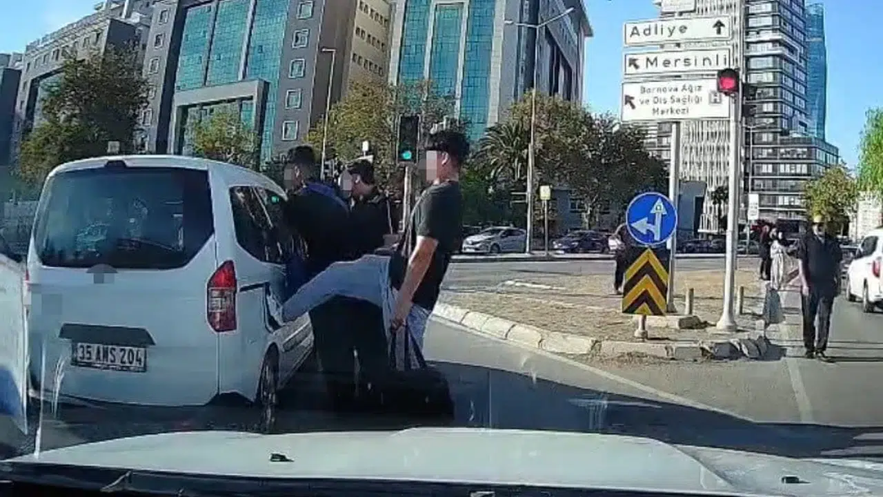 İzmir'de trafikte gençler ile sürücü arasında gerginlik