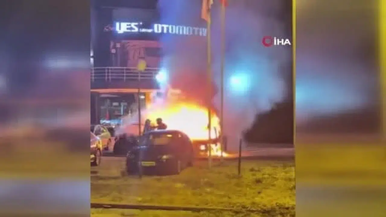 Kuşadası’nda oto galeri önündeki iki otomobil kundaklandı