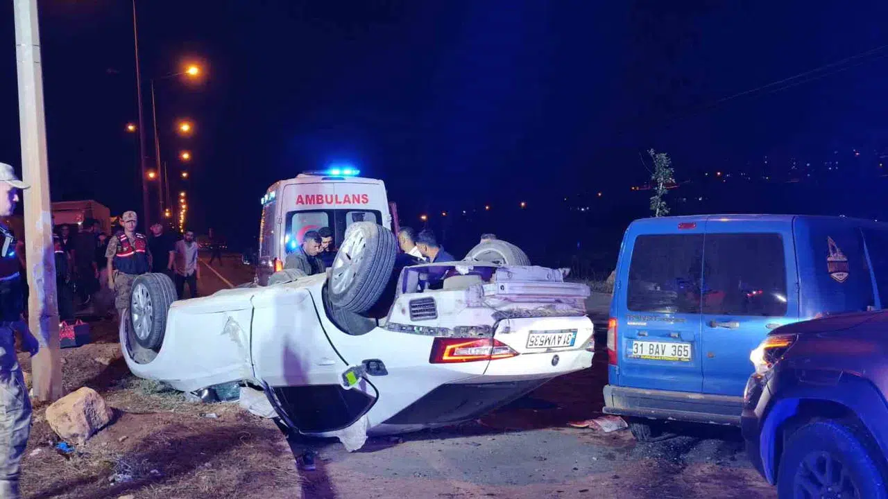 Kazada takla atan otomobil 2 tır sürücüsüne çarparak devrildi: 6 yaralı