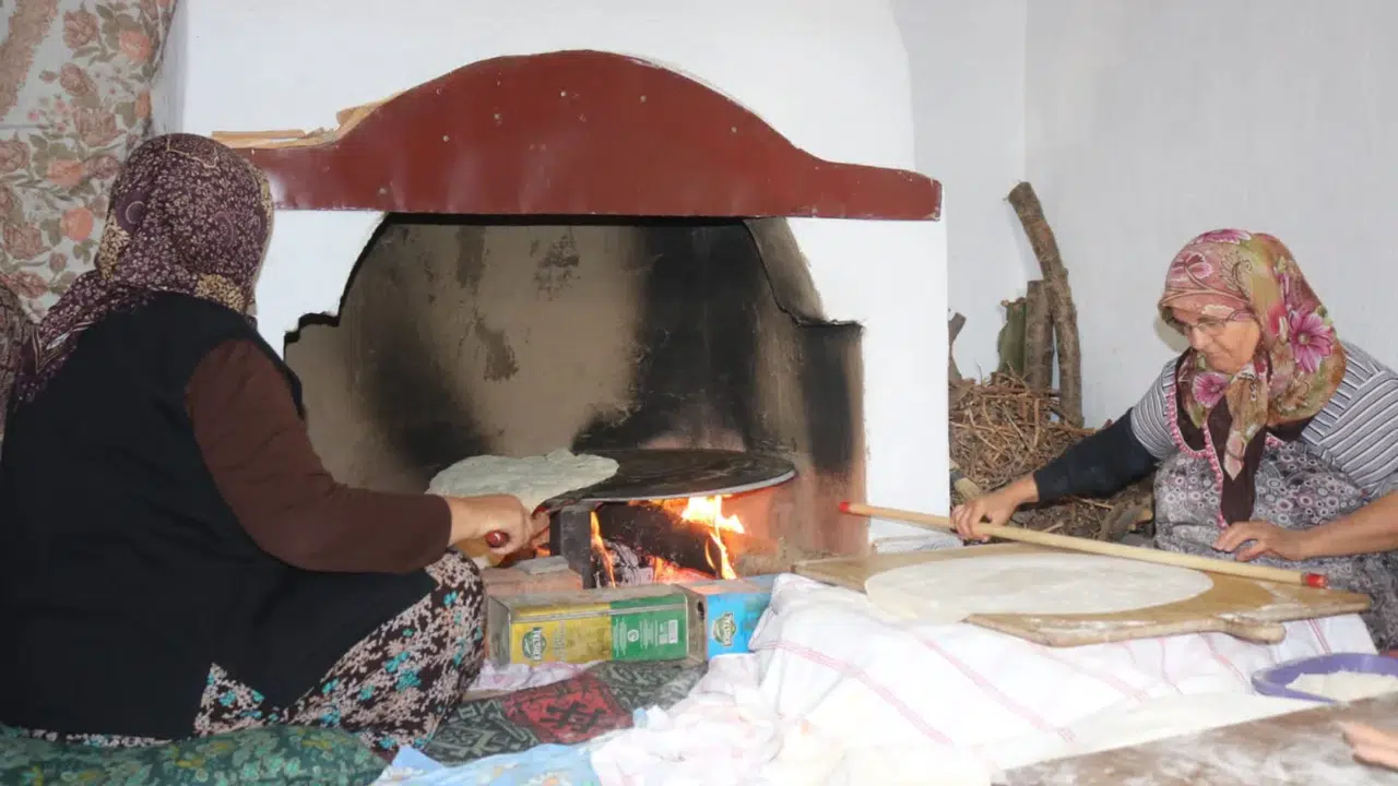 Çivril’de kadınların kışlık yufka mesaisi imece usulüyle devam ediyor