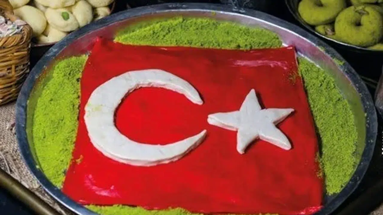 Kilis'te 29 Ekim Cumhuriyet Bayramı'na özel ay yıldızlı katmer