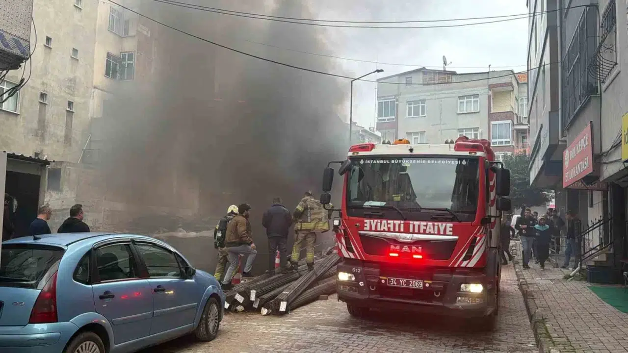 Bahçelievler'de inşaat temelinde çıkan yangın kilometrelerce uzaktan fark edildi
