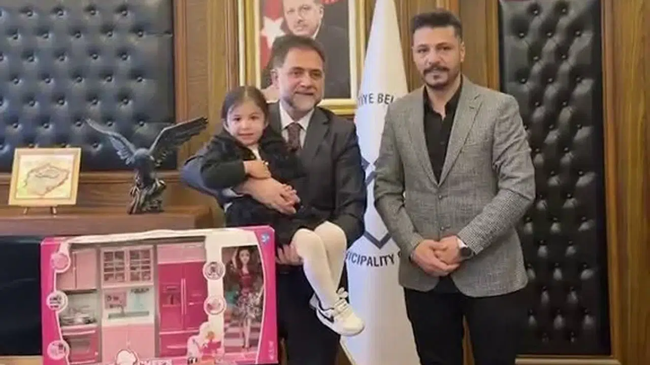 Temizlik işçilerini her akşam balkondan selamlayan minik Asel, belediyede ağırlandı