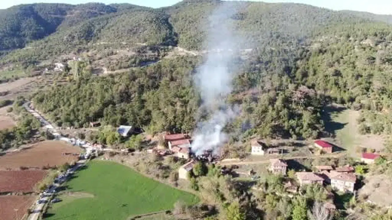 Kastamonu'da ormanın bitişiğinde yangın: 2 katlı ev yandı