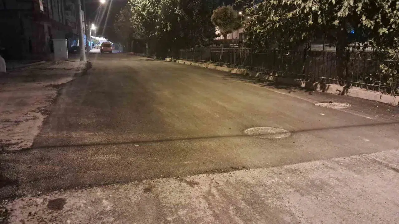 Kilis’te motosiklet kazası sonrası rögar kapağına asfalt döküldü