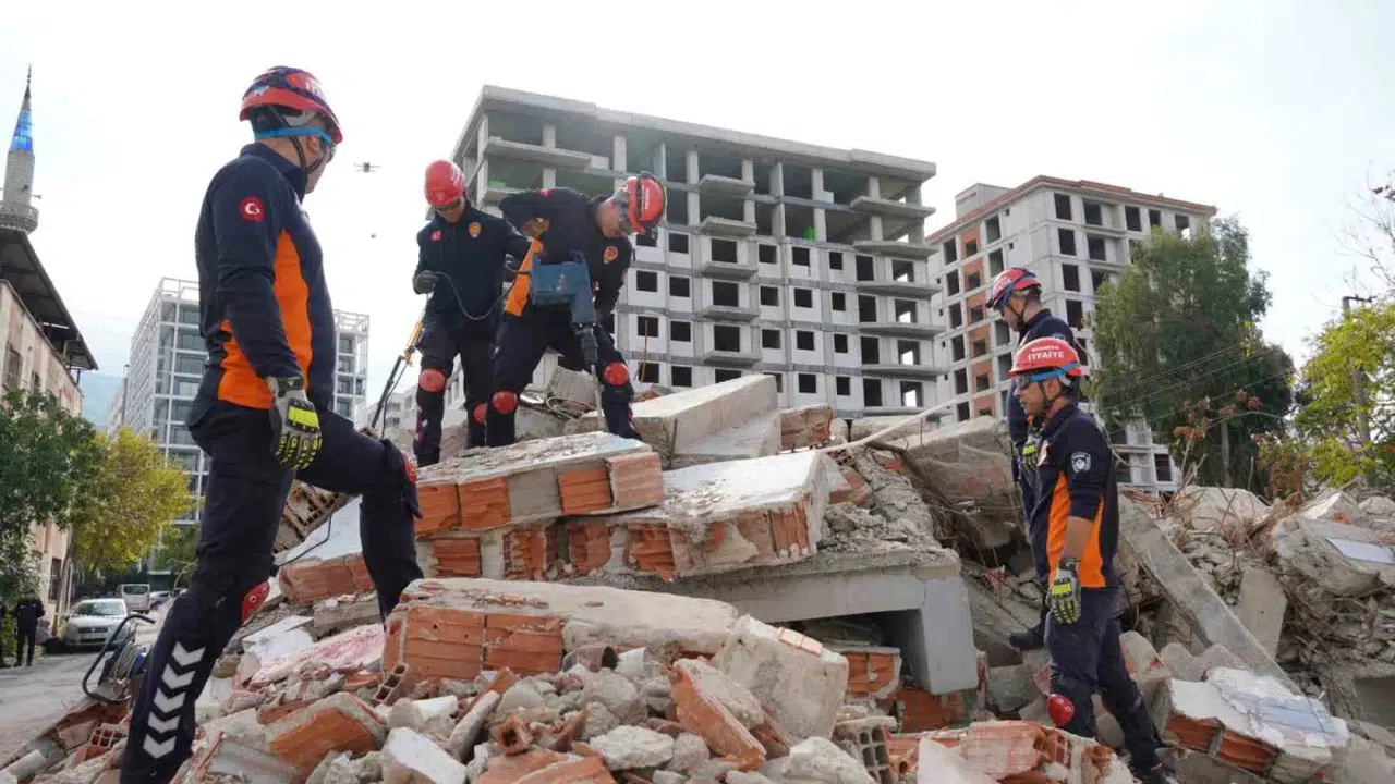 İzmir merkezli 6,7 büyüklüğündeki deprem senaryosu 3 ilde ekipleri harekete geçirdi