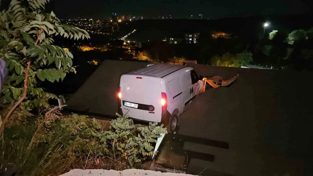 Sarıyer’de kontrolden çıkan hafif ticari araç evin çatısına uçtu, 1 yaralı