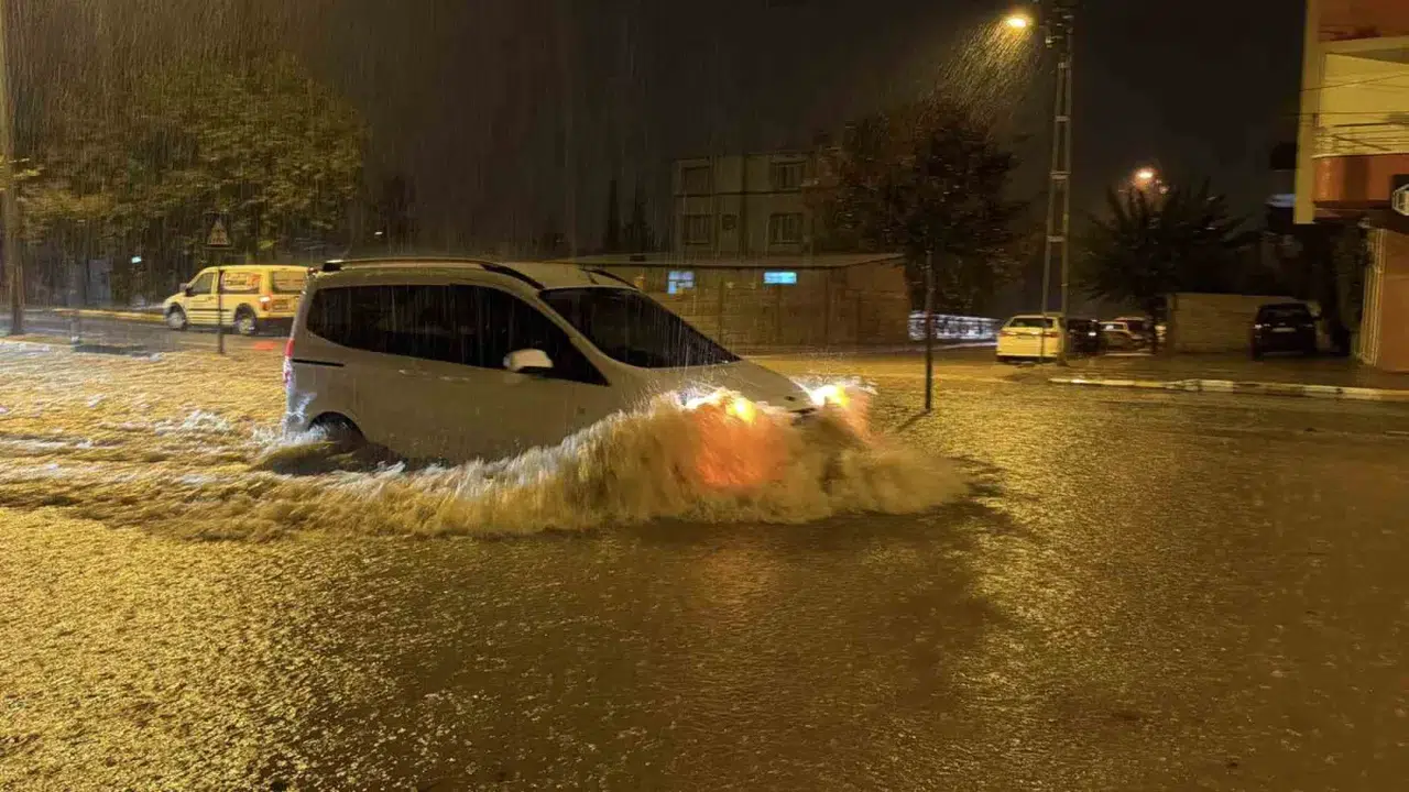 Adıyaman'da şiddetli sağanak hayatı felç etti: Araçlar göle dönen yollarda mahsur kaldı