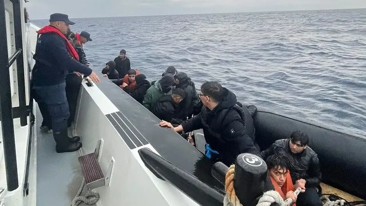 İzmir'de karada ve denizde operasyon: 76 düzensiz göçmen yakalandı