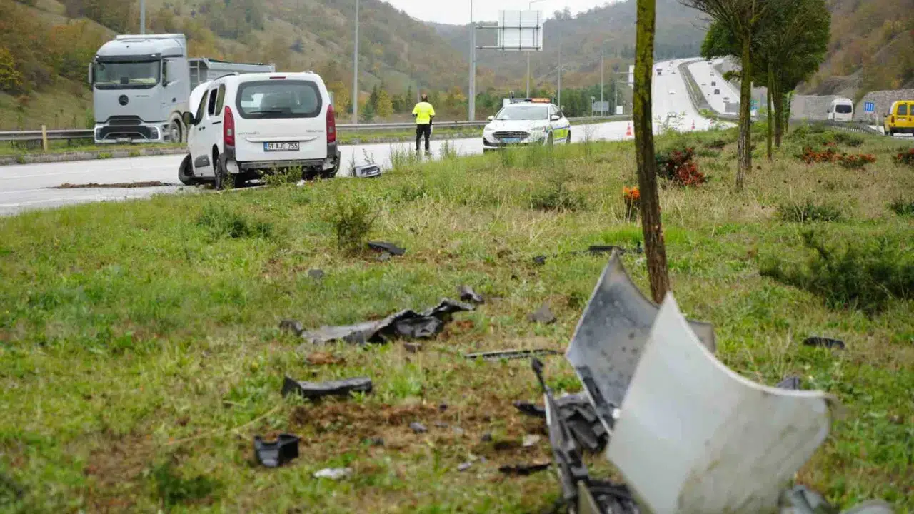 Samsun'da yağış nedeniyle kontrolden çıkan araç refüje çıktı: 3 yaralı