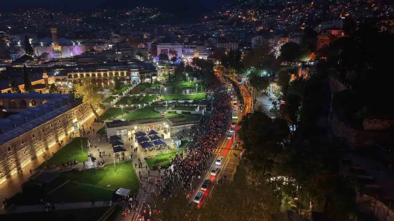 Bursa'da 103. yıl dönümü coşkusu kortej yürüyüşü ve Berkay konseriyle yaşandı