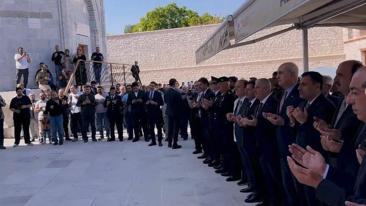 TBMM Başkanı Kurtulmuş, Sultanlar Türbesi Saygı Nöbeti'ni izledi
