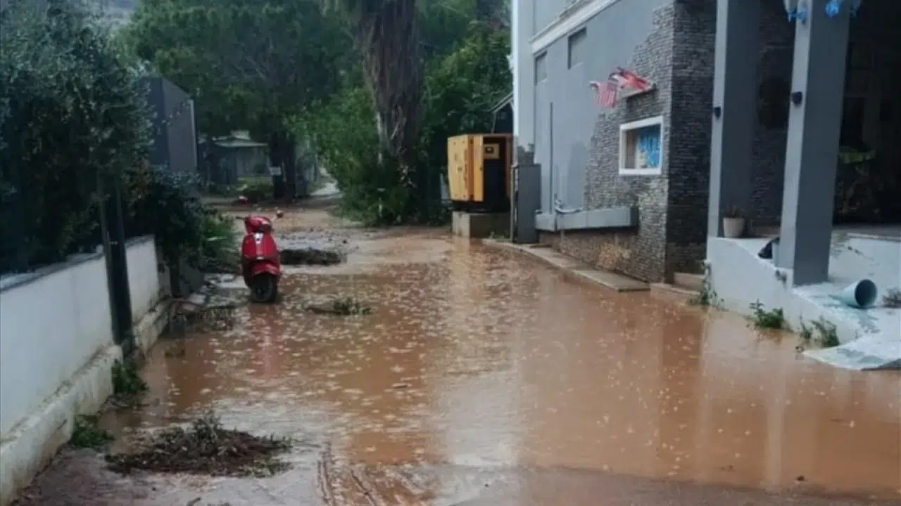 şiddetli yağış Mersin'i vurdu: mahallelerde setler kuruldu