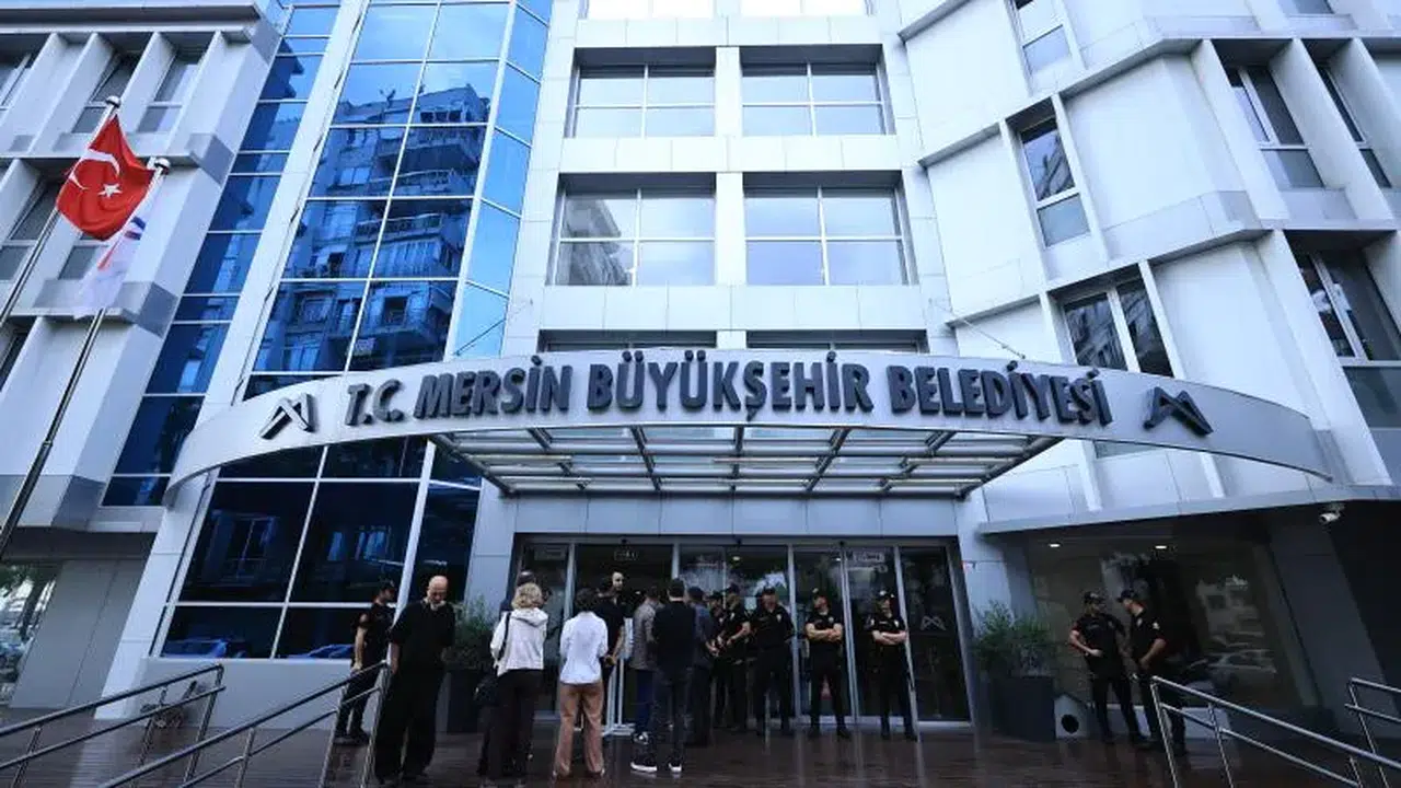 Mersin'de üç belediyeyi sarsan yolsuzluk dalgası: 59 şüpheli adliyede