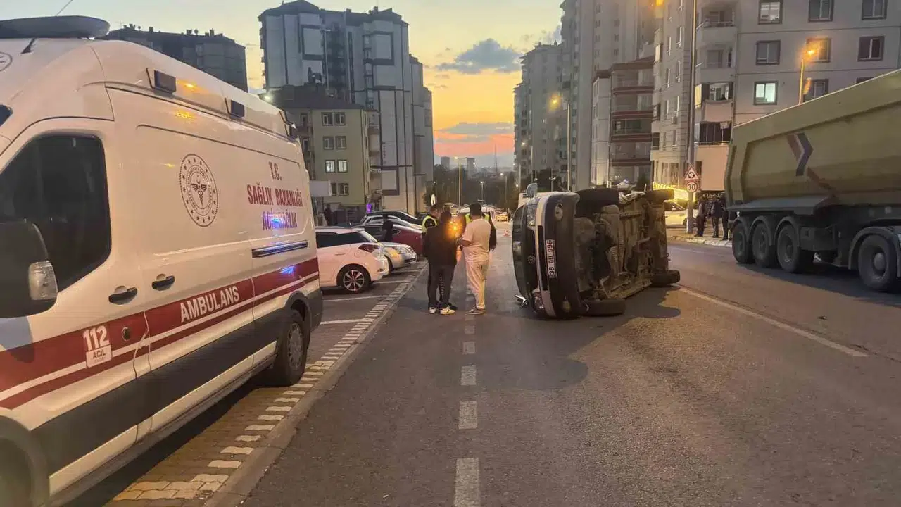 Kayseri’de korkutan kaza: Savrulan minibüs otomobile çarpıp devrildi!
