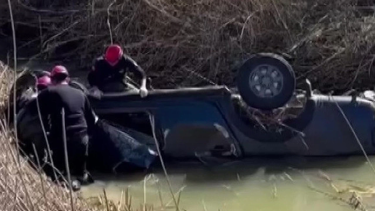 Bir anlık hata, bir ömürlük sessizlik... Adana'da kamyonet dereye uçtu!
