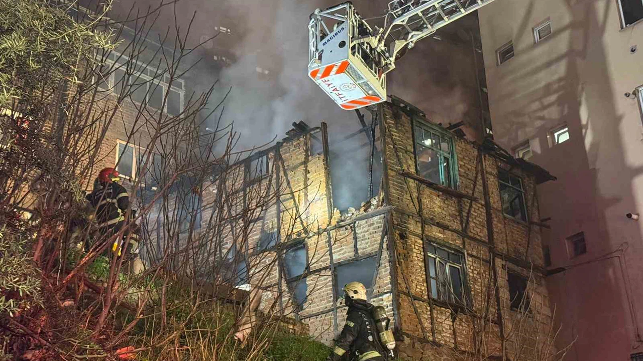 Alev alev yanan iki katlı ahşap metruk bina küle döndü