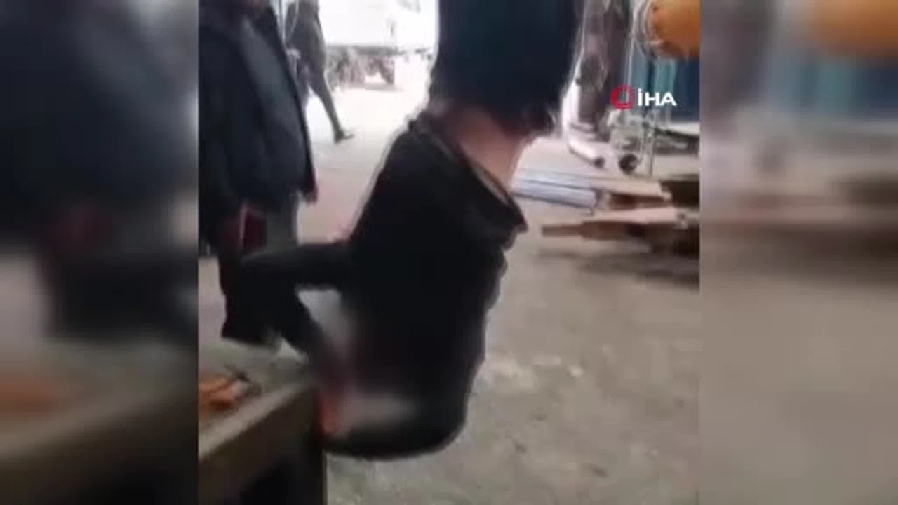 Böyle vicdansızlık olmaz! Zihinsel engelli çalışanı ayağından bağlayıp vince astılar