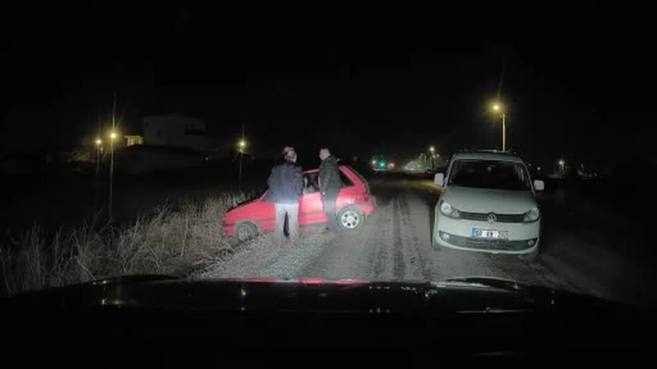 Araç şarampolde, engelli sürücü de araçta mahsur kaldı