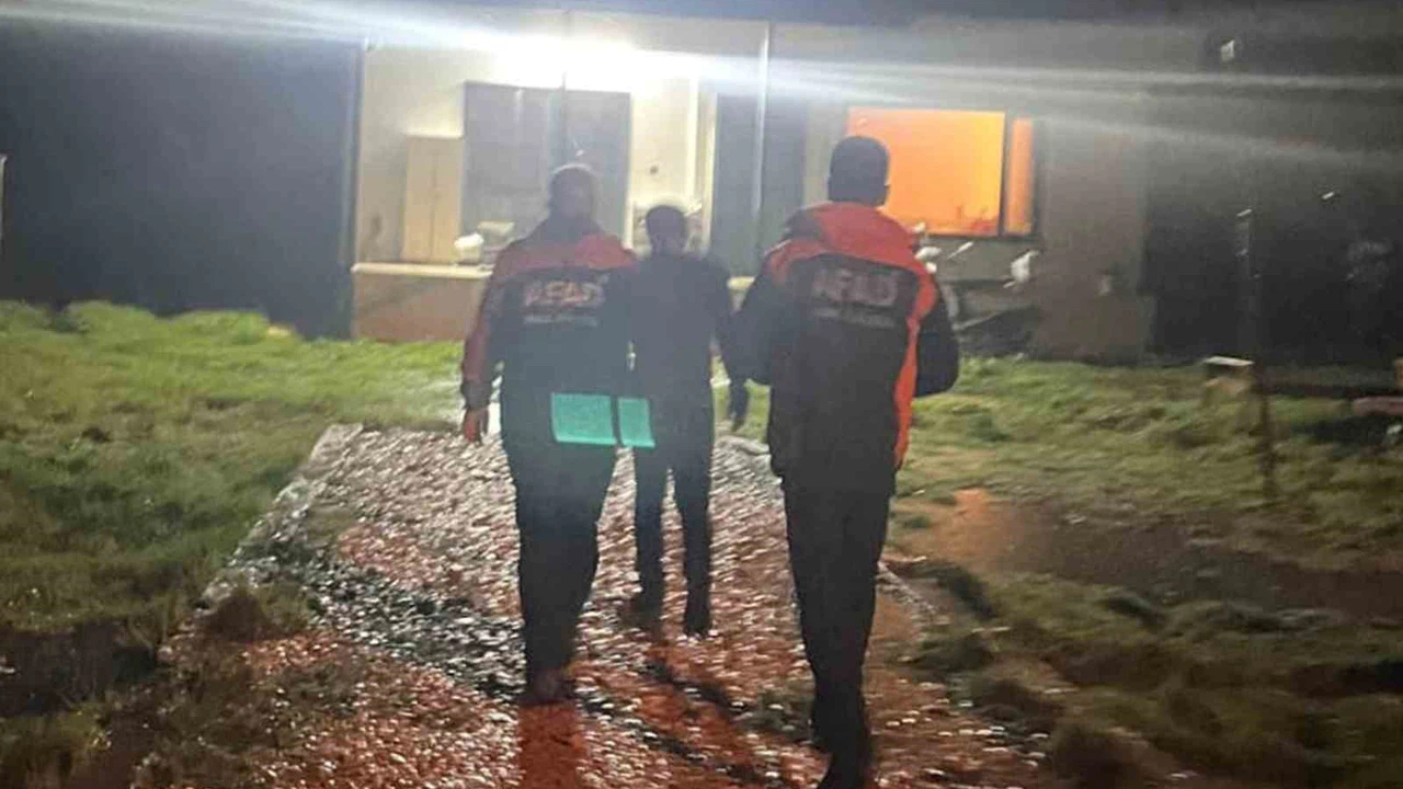 Aracı akıntıya kapılan vatandaş son anda kurtuldu