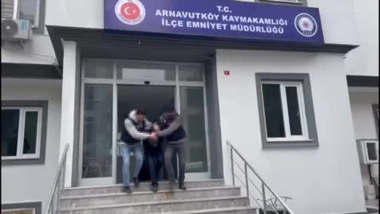 Çocuklarının gözü önünde… Eşini öldürdü, sokakta sakin sakin yürüdü!