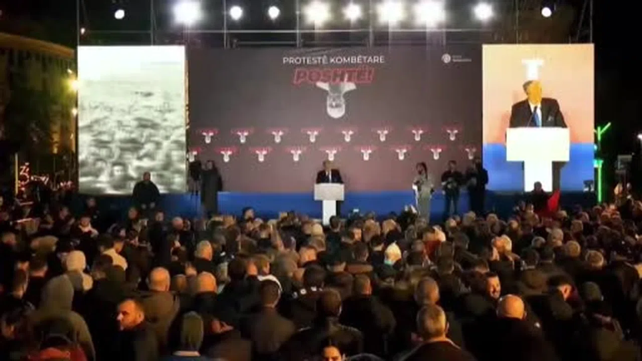 Arnavutluk’ta hükümet karşıtı protesto: Başbakanlık binasına molotofkokteyli saldırı