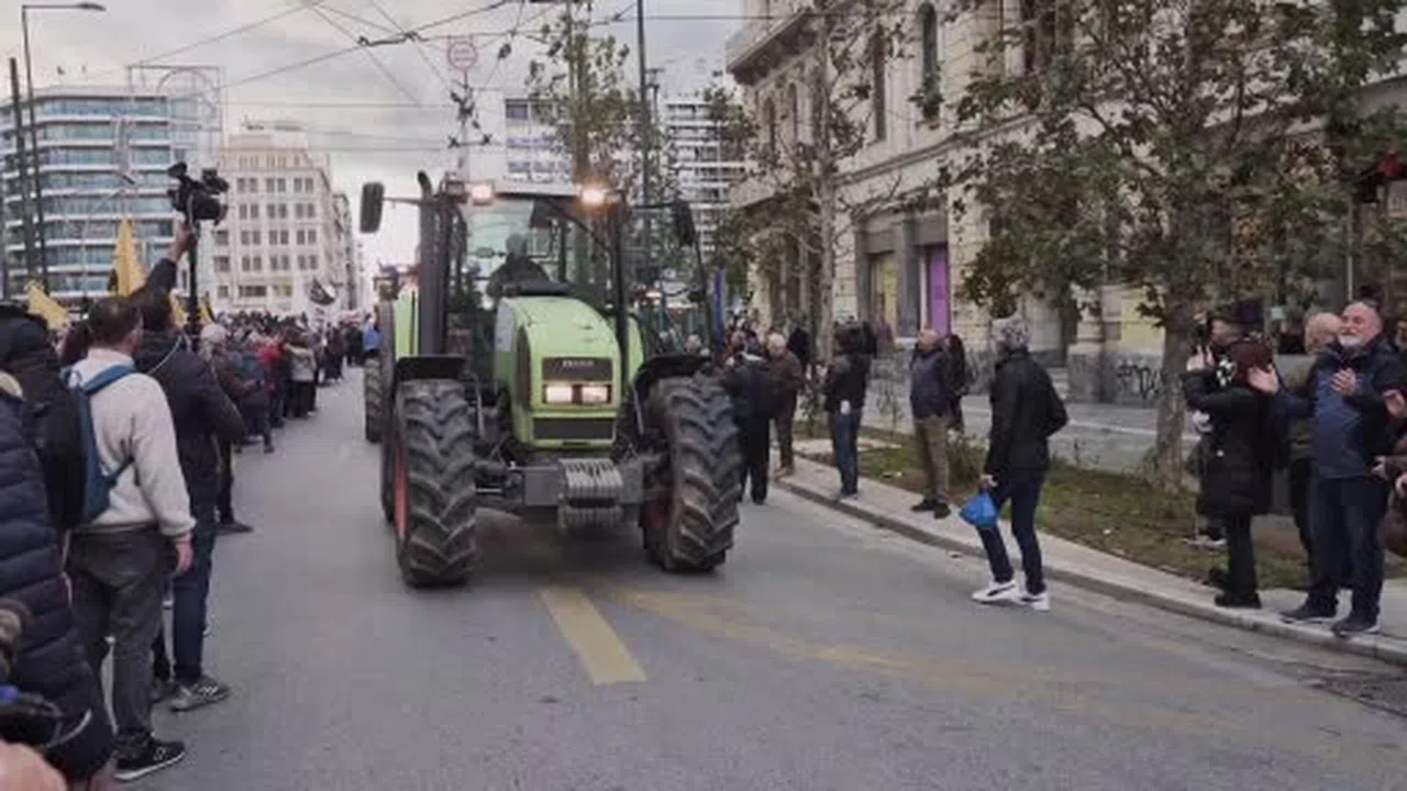 Atina’da çiftçilerden, parlamento binası önünde traktörlü protesto