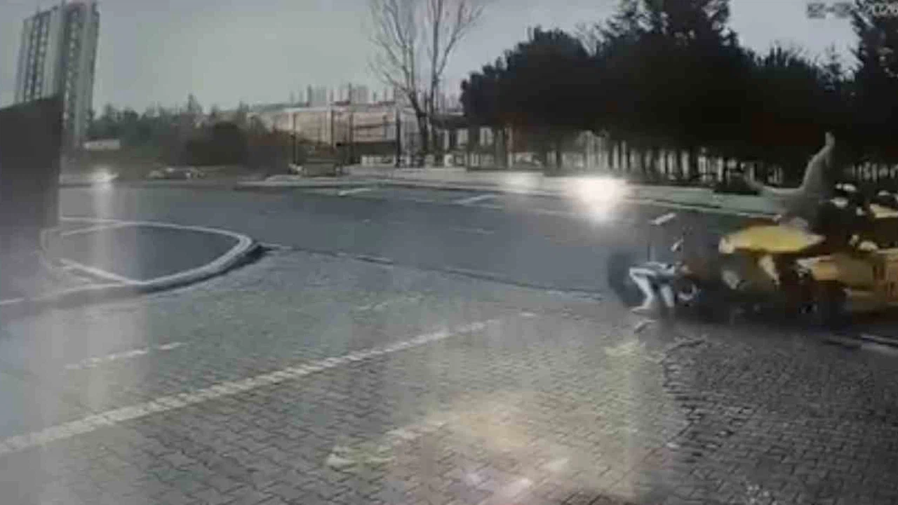 Başakşehir’de nefes kesen çarpışma... Motosikletlinin havada takla attığı anlar kameraya böyle yansıdı!