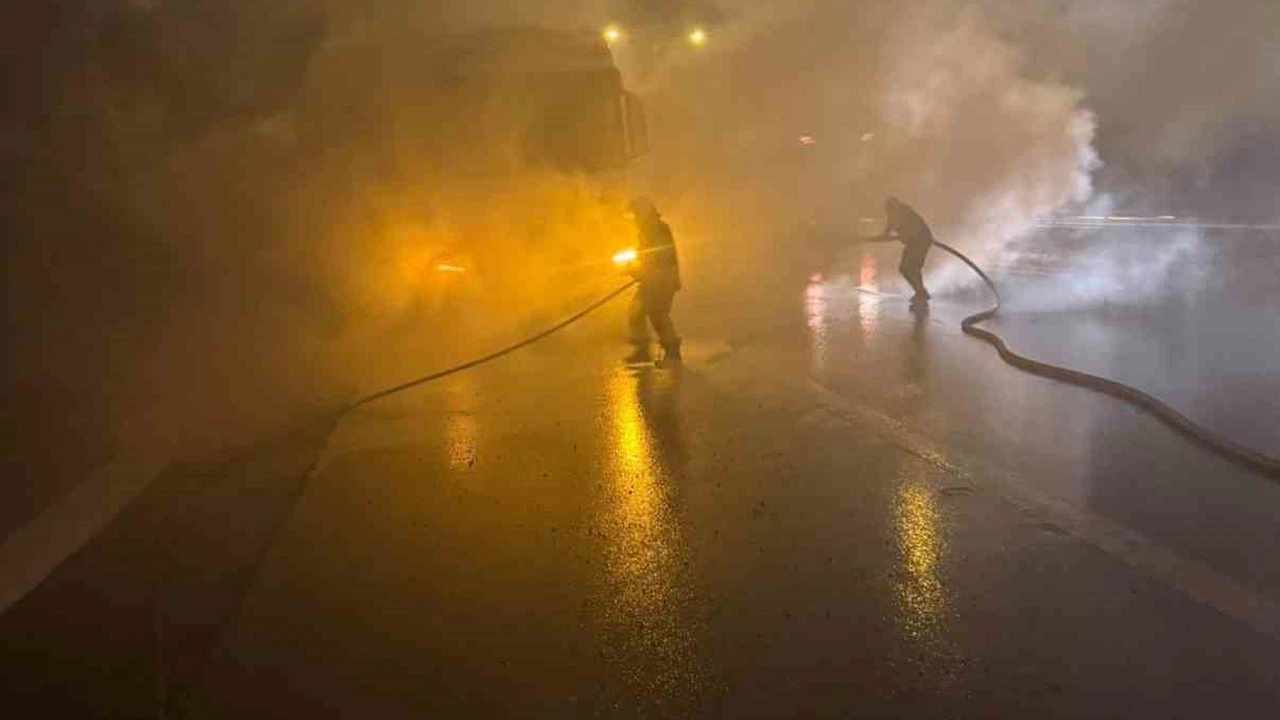 Hatay’da tırdan yükselen alevler gökyüzünü sardı! Sürücü son anda kurtuldu