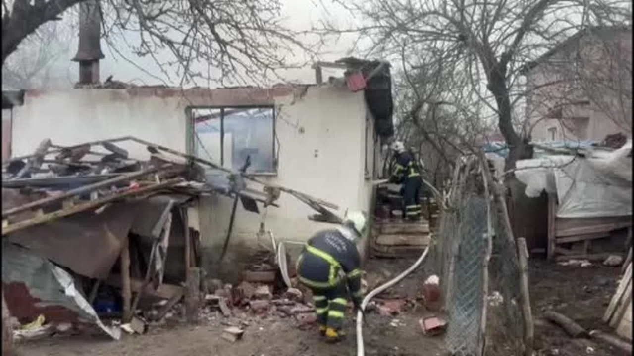 Bilecik'te korkutan yangın... Alevler evi yuttu, geriye sadece duvarlar kaldı!