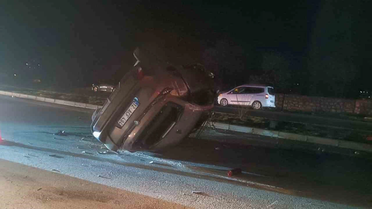 Bir yol, bir çarpışma, 3 yaralı... Bingöl’de Kazanın şiddeti otomobili devirdi!