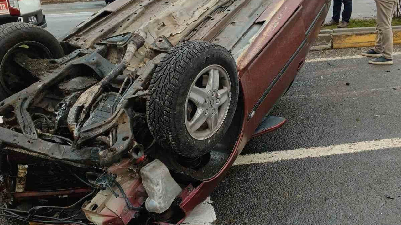 Refüjde ölüm dansı... Otomobil ışık direğine çarptı, hayat tersine döndü!