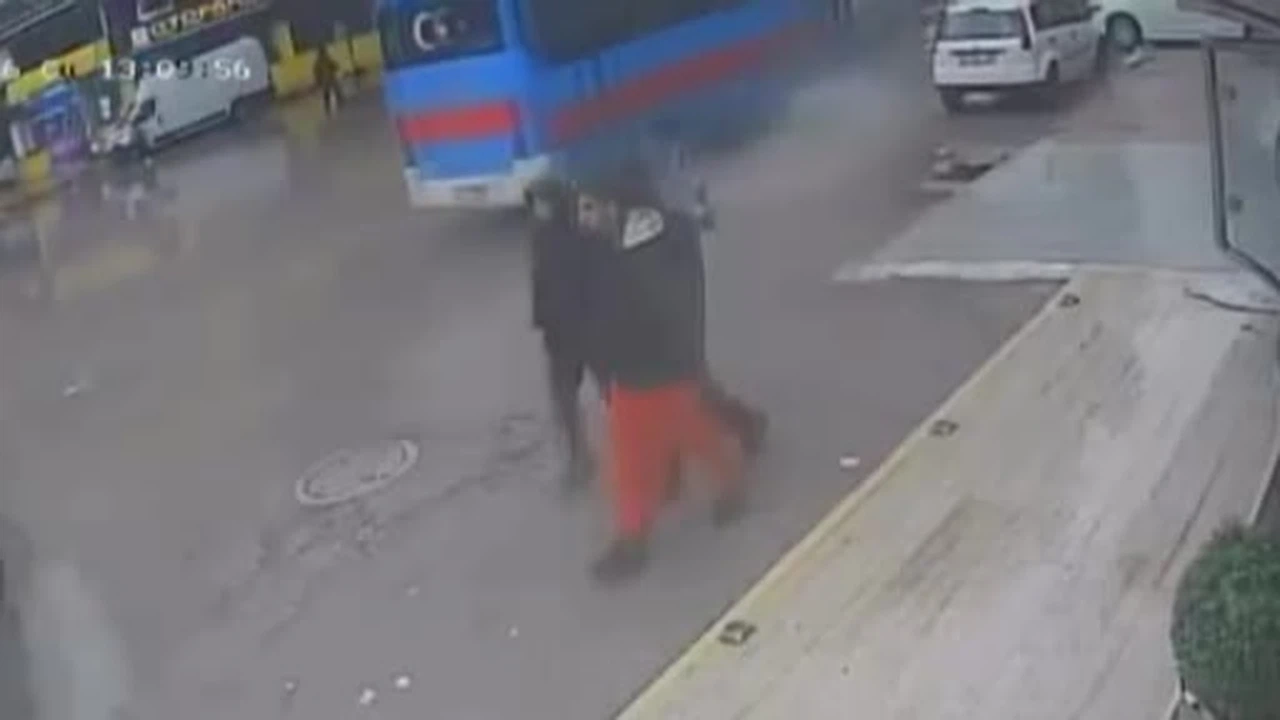 Çukura düşen motosiklet sürücüsü otobüsün altında kalmaktan son anda kurtuldu: O anlar kamerada