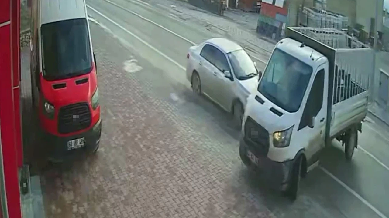 Önüne kırdı, facia kapıdaydı! Aksaray'da ölümle burun buruna getiren anlar kamerada...