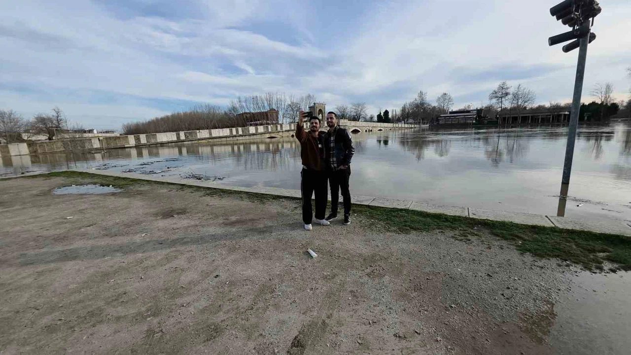 Edirneliler taşkın riski bulunan nehir kenarına akın etti
