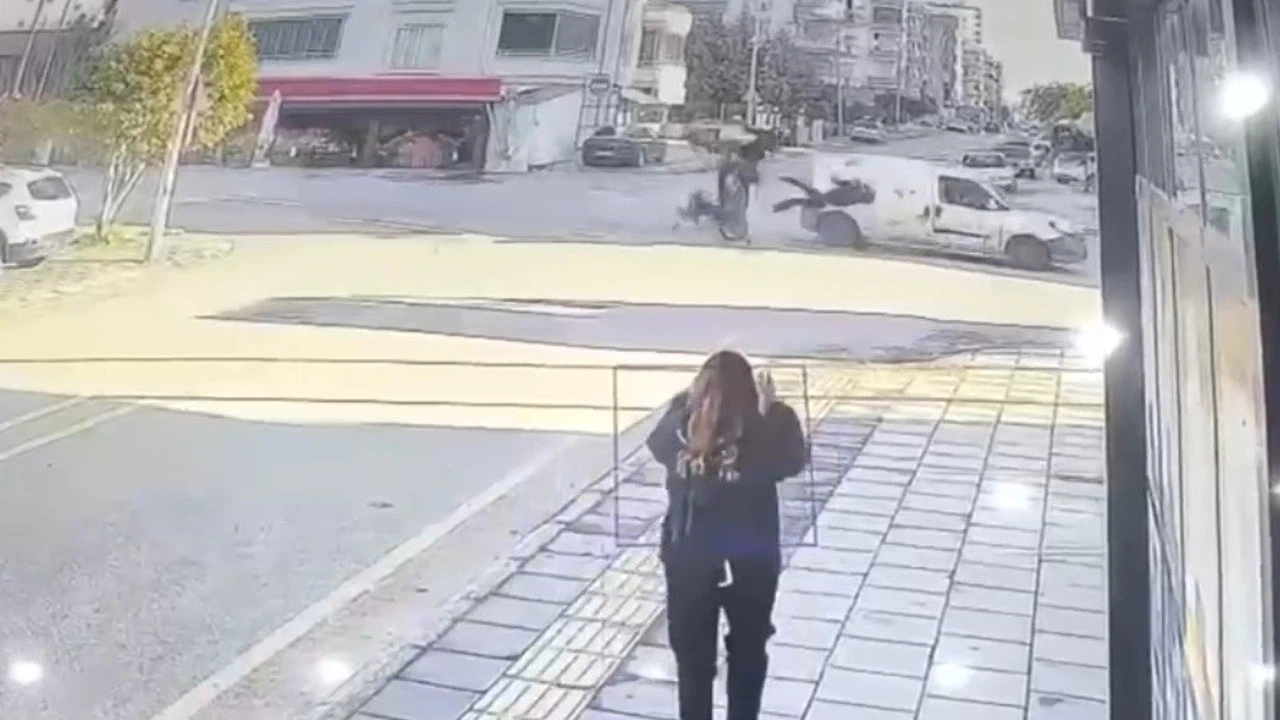 Lise öğrencisi gencin hayalleri yarım kaldı... Mersin’de yürekleri dağlayan motosiklet kazası kameraya böyle yansıdı!