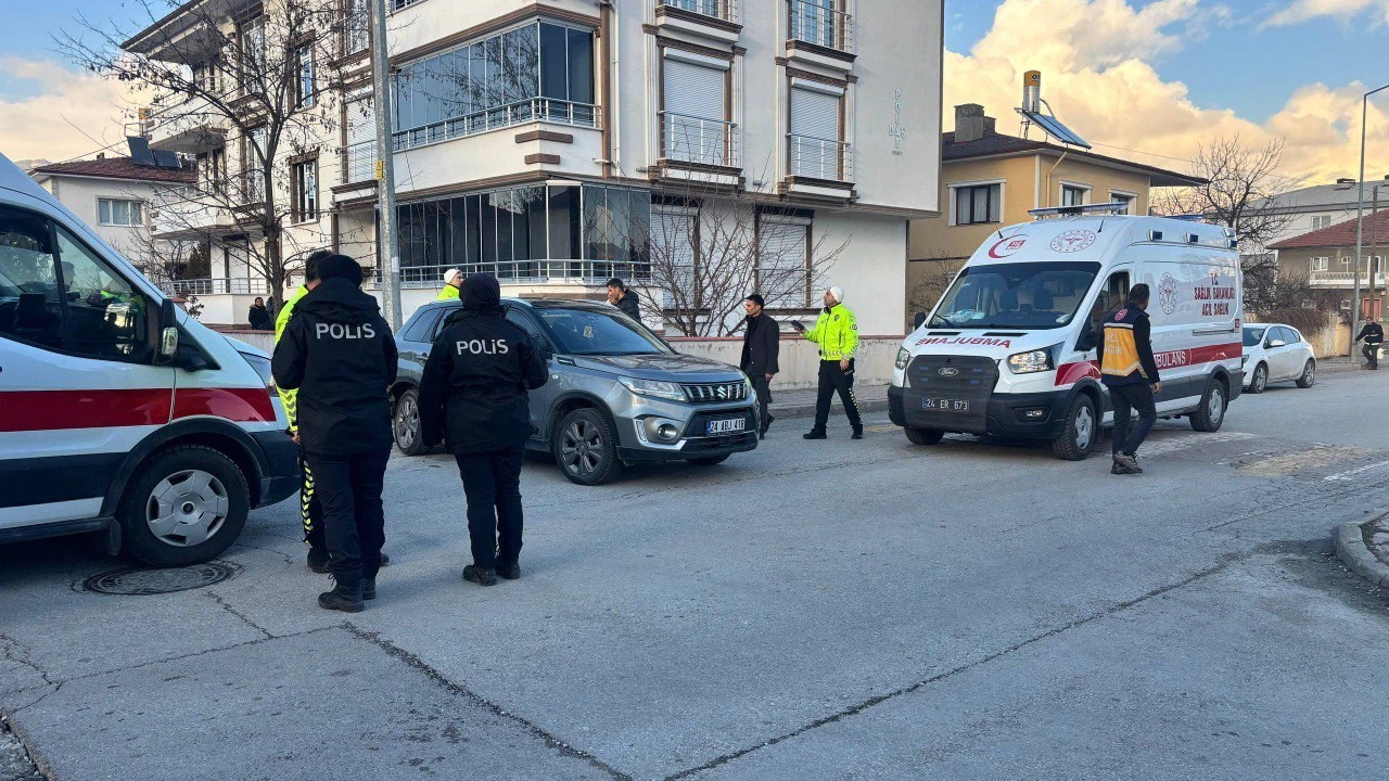 Erzincan’da otomobiller çarpıştı, çocukların çığlığı ambulans sirenine karıştı!
