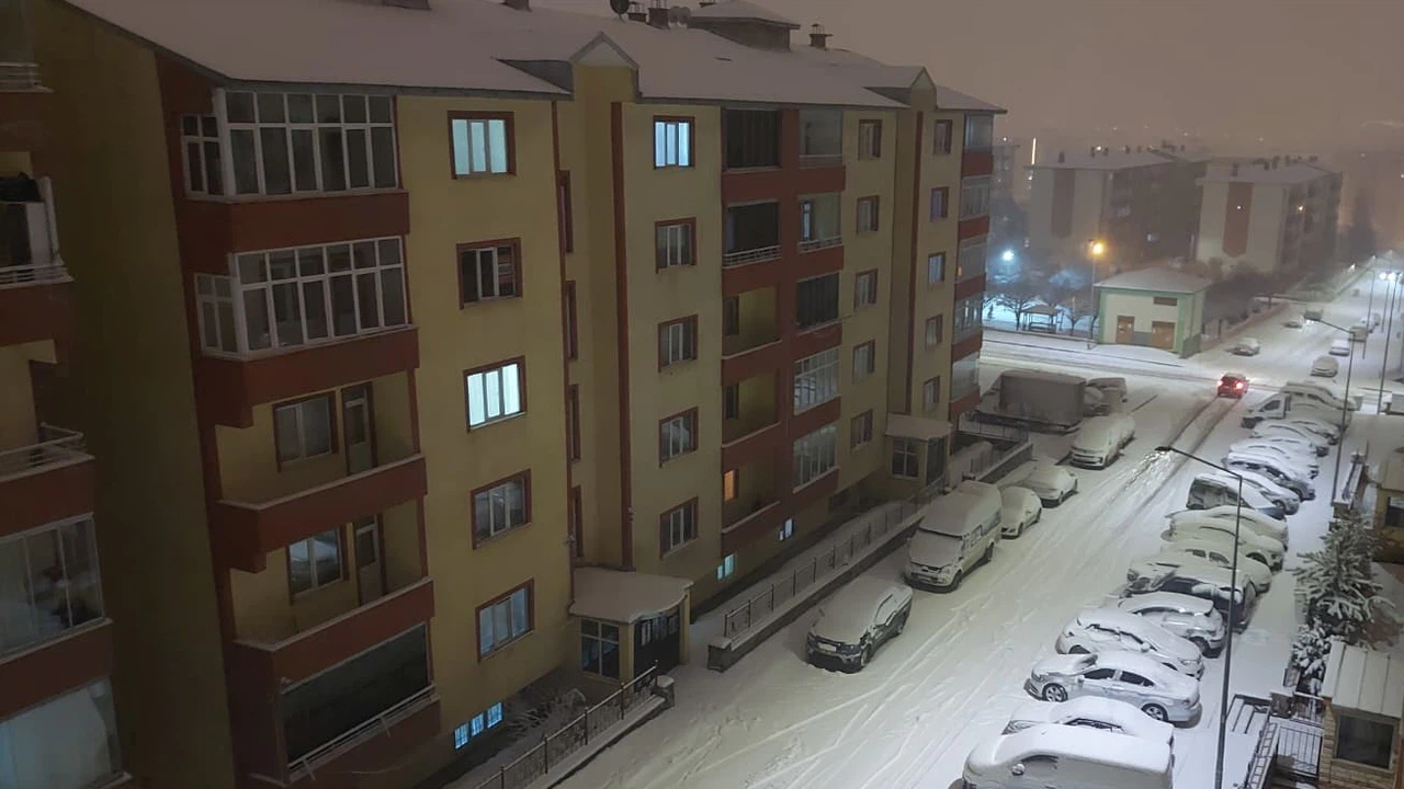 Erzurum merkezde taşımalı eğitime kar yağışı nedeniyle bir gün ara