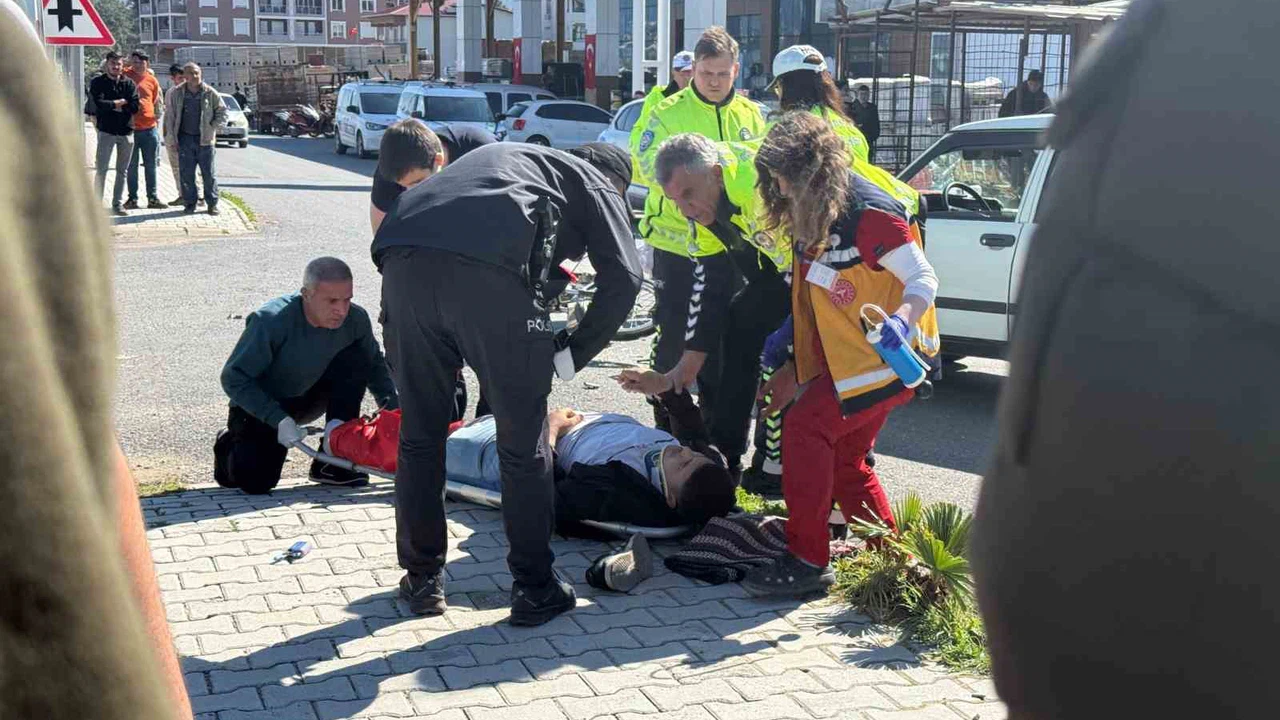 Antalya'da otomobil ile motosiklet burun buruna... Fren sesleri sonrası çığlıklar yükseldi!