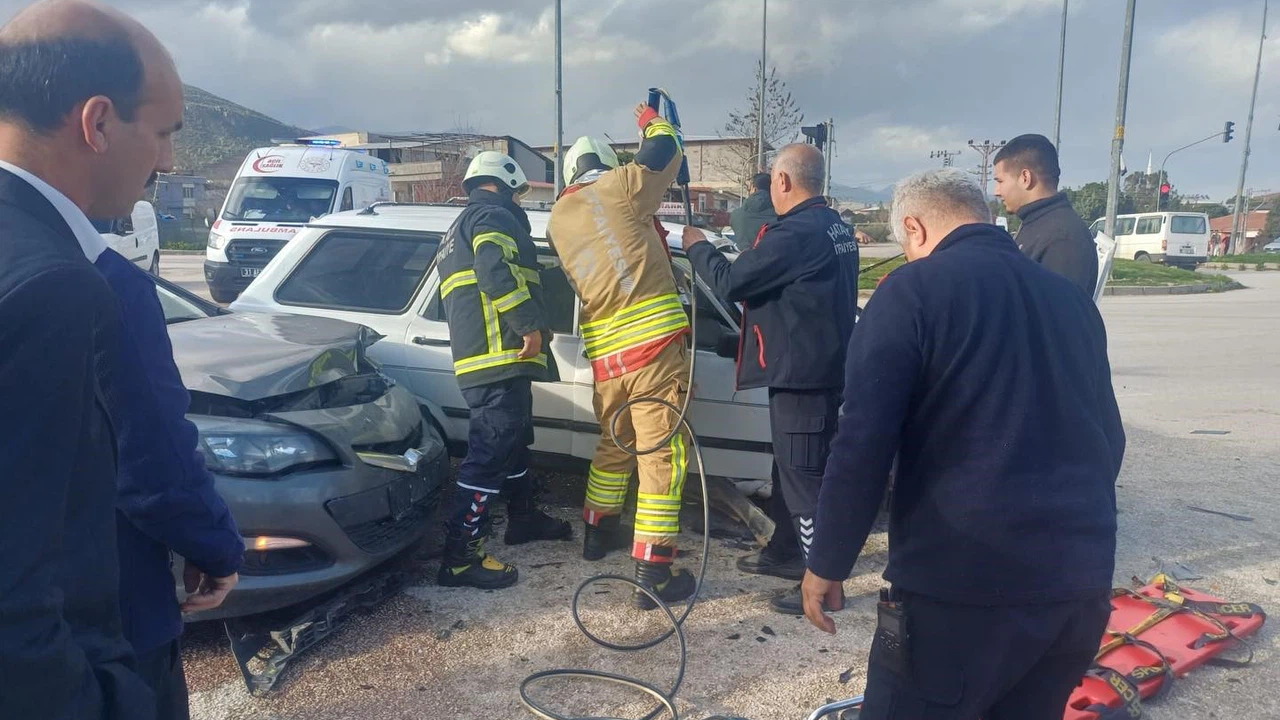 Hatay yolunda nefes kesen çarpışma... Kavşakta dikkatsizlik bedel ödetti!